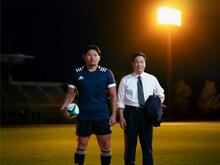 左から稲垣啓太、岡崎体育。