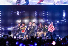 「2021ジングルボールツアー」のステージに立つBTS。(c)BIGHIT MUSIC