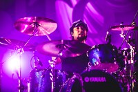 渡部“PxOxN”寛之（Dr / G-FREAK FACTORY）（撮影：青木カズロー）