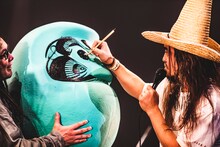 だるまに目を入れる茂木洋晃（Vo / G-FREAK FACTORY）。（撮影：青木カズロー）