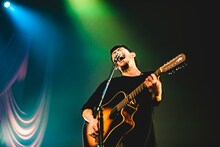 TOSHI-LOW（Vo, G / OAU、BRAHMAN）（撮影：青木カズロー）