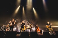 茂木洋晃（Vo / G-FREAK FACTORY）とOAU。（撮影：青木カズロー）