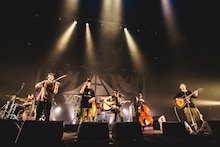 茂木洋晃（Vo / G-FREAK FACTORY）とOAU。（撮影：青木カズロー）