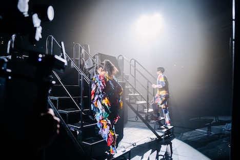 ステージに向かうYOASOBI。（Photo by Kosuke Ito）