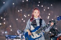 やまもとひかる（B, Cho）（Photo by Kosuke Ito）