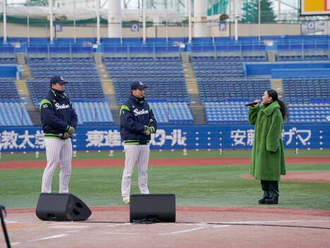 左から村上宗隆選手、山田哲人選手、遥海。