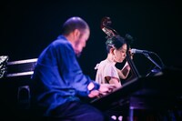 左からyatchi（Pf）、宮田あずみ（B）。
（Photo by Yukitaka Amemiya）