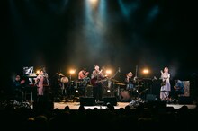 折坂悠太「心理ツアー」LINE CUBE SHIBUYA（渋谷公会堂）公演の様子。
（Photo by Yukitaka Amemiya）