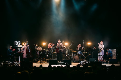 折坂悠太「心理ツアー」LINE CUBE SHIBUYA（渋谷公会堂）公演の様子。
（Photo by Yukitaka Amemiya）