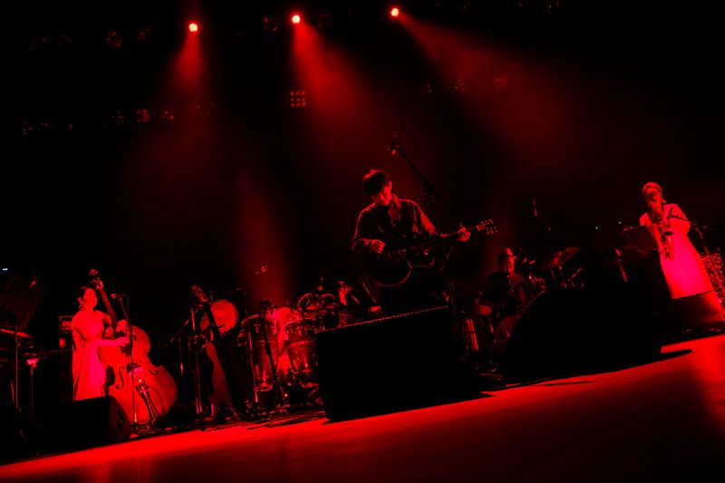 折坂悠太「心理ツアー」LINE CUBE SHIBUYA（渋谷公会堂）公演の様子。
（Photo by Yukitaka Amemiya）