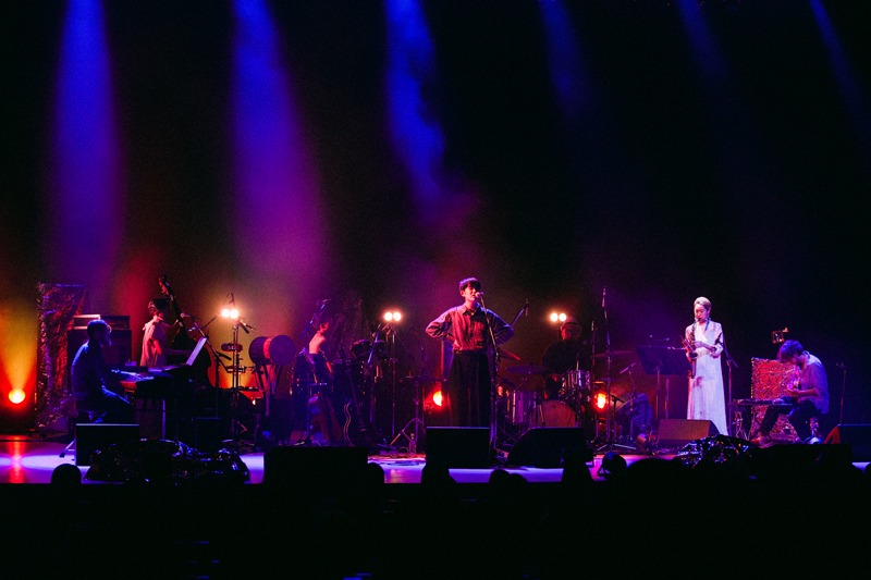 折坂悠太「心理ツアー」LINE CUBE SHIBUYA（渋谷公会堂）公演の様子。
（Photo by Yukitaka Amemiya）