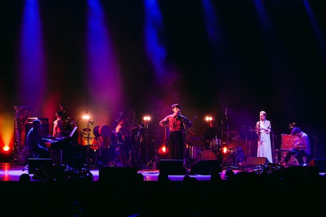 折坂悠太「心理ツアー」LINE CUBE SHIBUYA（渋谷公会堂）公演の様子。
（Photo by Yukitaka Amemiya）