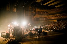 折坂悠太「心理ツアー」LINE CUBE SHIBUYA（渋谷公会堂）公演の様子。
（Photo by Yukitaka Amemiya）