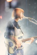 塩塚モエカ（Vo, G）（撮影：川島悠輝）