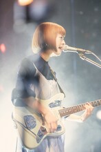 塩塚モエカ（Vo, G）（撮影：川島悠輝）