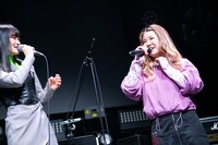 minan（左）がプレゼントしたネックレスを着けてステージに上がったvalknee（右）。