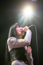 「SEASONS」を熱唱するminan。