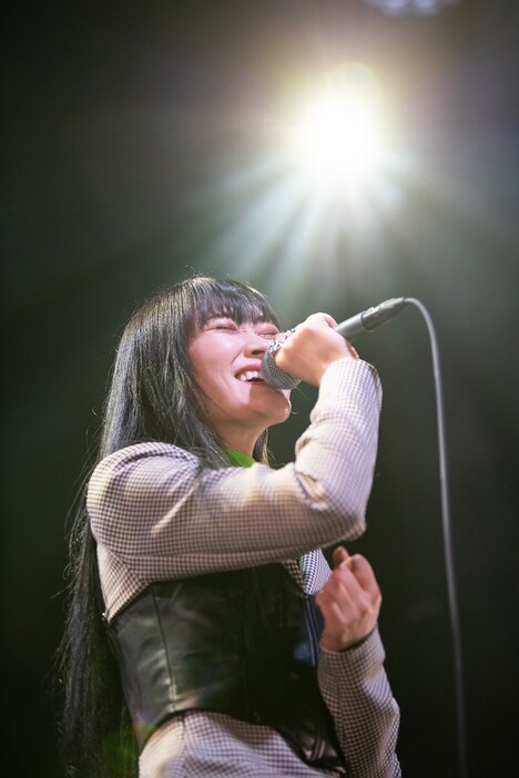 「SEASONS」を熱唱するminan。