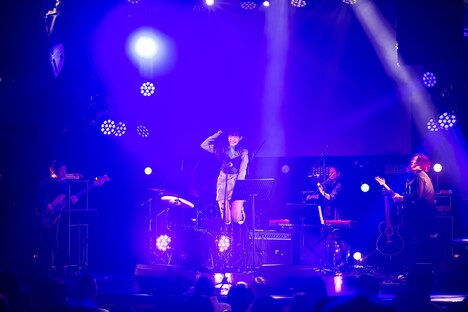 ジャンプするminan。