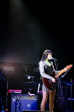 ギターを弾きながら歌うminan。