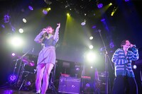 「ttyl」を生披露するminan（左）とkim taehoon（右）。