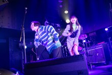 ポーズを決めるkim taehoon（左）とminan（右）。