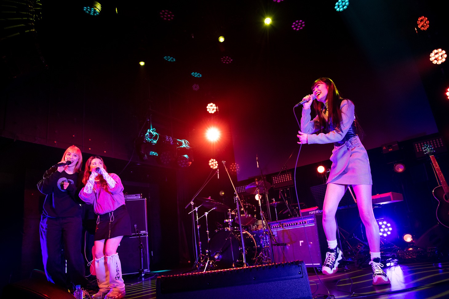 「all-rounder」を生披露するRachel、valknee、minan（左から）。