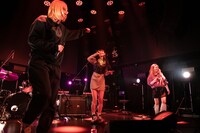 「all-rounder」でマイクリレーするRachel、minan、valknee（左から）。