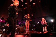 「all-rounder」でマイクリレーするRachel、minan、valknee（左から）。