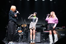 2人に帰ってほしくないminan（中央）。