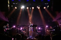 バンドを従え歌うminan。