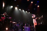 バンドを従え歌うminan。