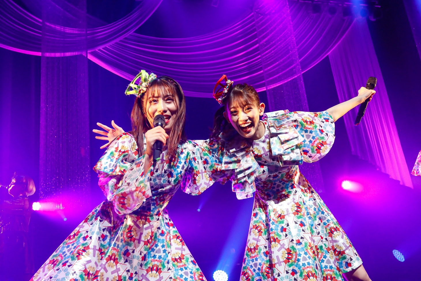 左から坂本遥奈、秋本帆華。（写真提供：STARDUST PLANET）