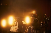 羊文学がBillboard Live横浜でXmasライブ、アコースティック編成で「1999」英語ver.も披露