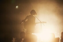 塩塚モエカ（Vo, G）（撮影：川島悠輝）