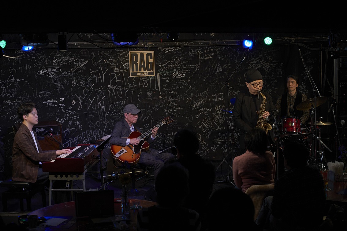 「Live at "RAG"」の様子。
