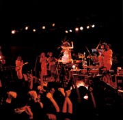 「Chara's Time Machine Book」より、1999年ツアー「Chara "Junior Sweet" Tour」の様子。