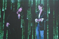 左からキアヌ・リーヴス、キャリー＝アン・モス。