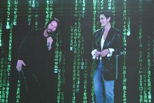 左からキアヌ・リーヴス、キャリー＝アン・モス。