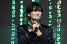 キアヌ・リーヴス、キャリー＝アン・モスを見て感極まる柴咲コウ。