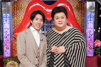「月曜から夜ふかし～2022元日スペシャル～」より、左から村上信五（関ジャニ∞）、マツコ・デラックス。(c)日本テレビ