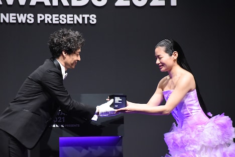 トロフィーを受け取るAwich。