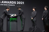 トロフィーを受け取るKis-My-Ft2。