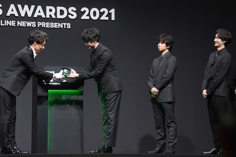 トロフィーを受け取るKis-My-Ft2。