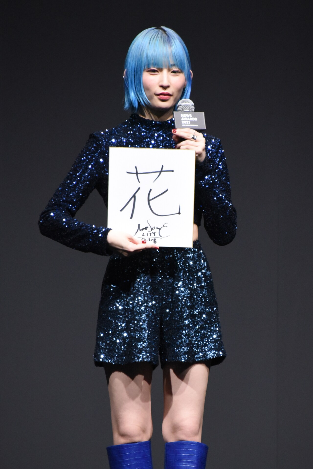 来年の抱負を掲げるPORIN（Vo, Syn）。 - メンバーを愛する