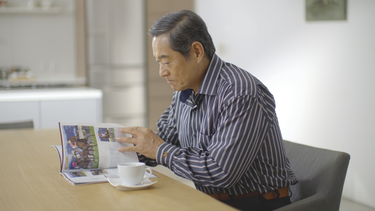 「マツケンの休日」より、競馬雑誌を読む松平健。