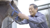 「マツケンの休日」より、馬を愛でる松平健。
