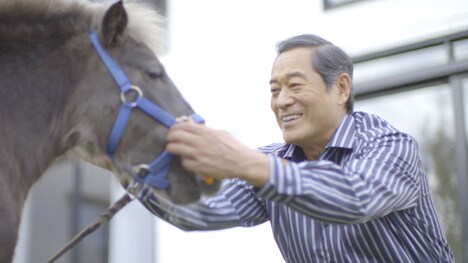 「マツケンの休日」より、馬を愛でる松平健。