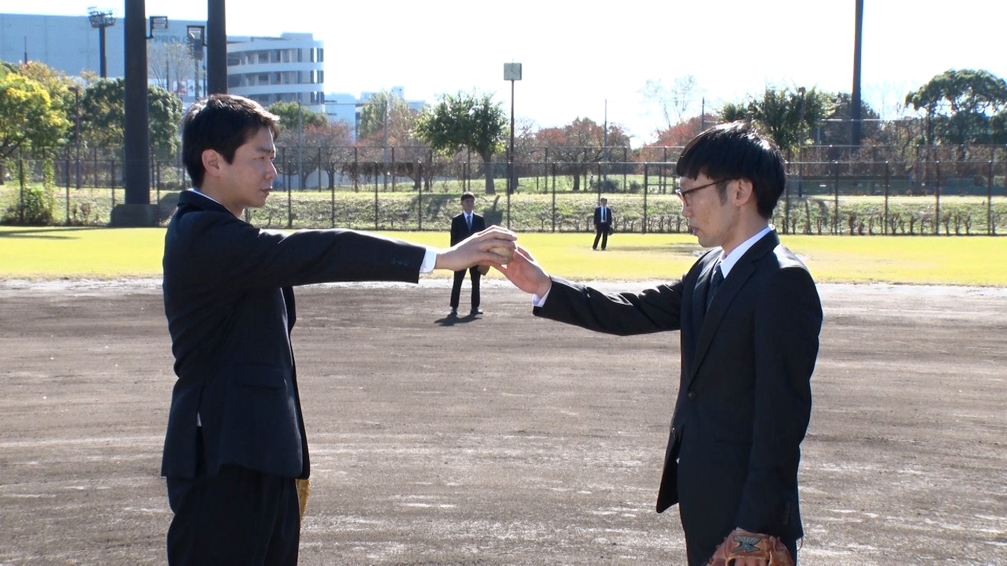 1万円札を演じる男性ブランコ。