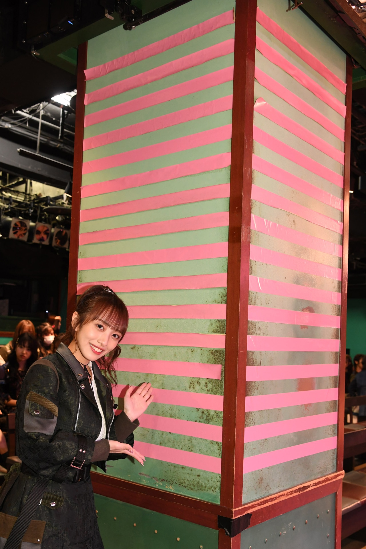 16本になったAKB48劇場の柱のテープ。